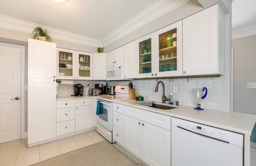 Marco Island Hotel | Welcome to your own private resort-style living