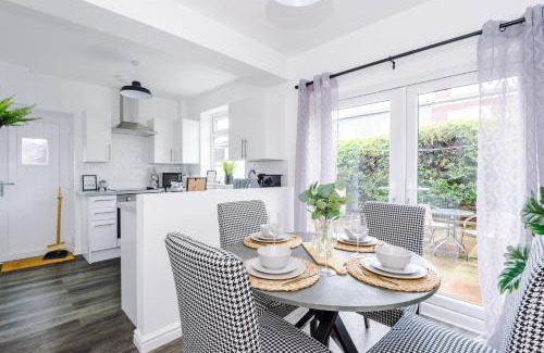 Blacon Apartment | Welcoming 3 bed home, 10 mins from Chester races and zoo
