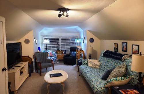 Chicago Apartment | Well-Appointed Cozy Portage Park Apt, Dogs, Kids, Free Parking, 420 Compliant