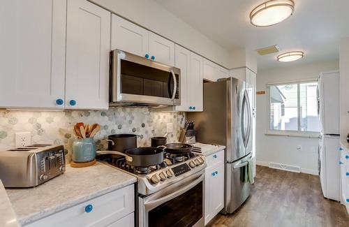 Aurora House | Well-Appointed Family Summer Home - King Bed - Close to DEN & Anschutz
