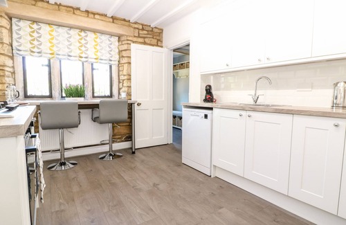 Bourton Cottage | WELL COTTAGE, pet friendly, with open fire in Bourton-On-The-Water