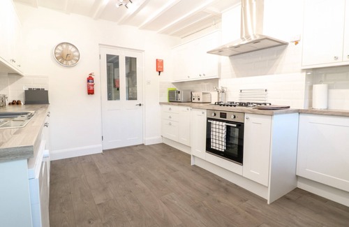 Bourton Cottage | WELL COTTAGE, pet friendly, with open fire in Bourton-On-The-Water