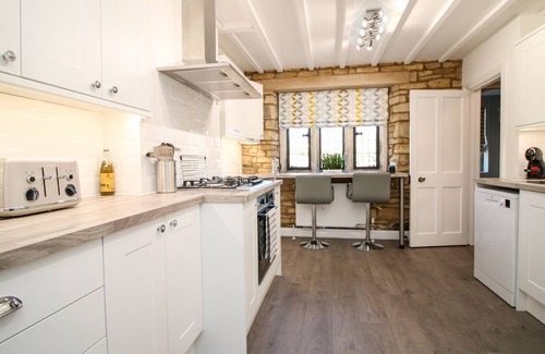 Bourton Cottage | WELL COTTAGE, pet friendly, with open fire in Bourton-On-The-Water