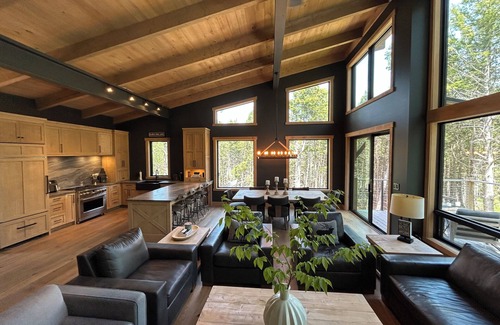 Wentworth House | Wentworth's Glade and Trail Lodge. Ski/Bike chalet for Guests on Alpine Run