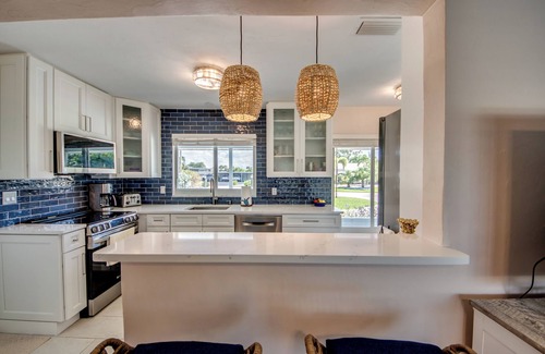 Yacht Club House | West Facing Elec Heated Pool, 2024 Tritoon rental, Walk/Bike to Bars&Restaurants