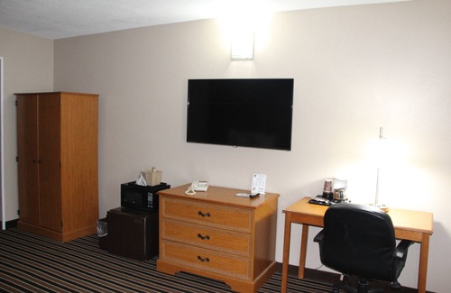 Clinton Hotel | Westbridge Inn and Suites