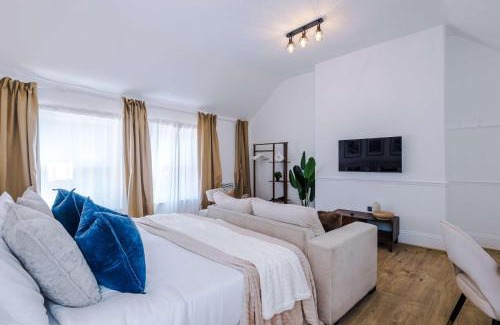 Hull Old Town Apartment | Westminster House Studio - By Assured Stays