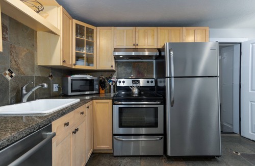 River West Cottage | Westside Cottage │Fenced Yards │Hot Tub │One Block to Galveston │Guest Favorite