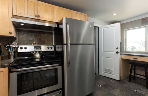 River West Cottage | Westside Cottage │Fenced Yards │Hot Tub │One Block to Galveston │Guest Favorite