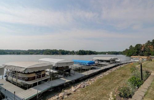 Lake Delton House | WFC III Adults or Families Lakefront View