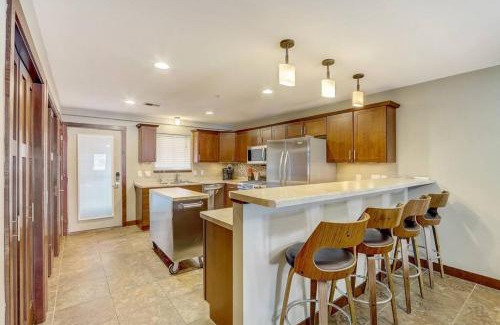 Lake Delton House | WFC IV Adults or Families Lakefront View