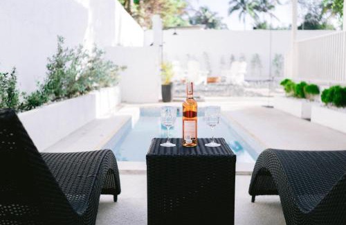 Tagaytay House | White Cottage Amadeo with Pool and Bonfire