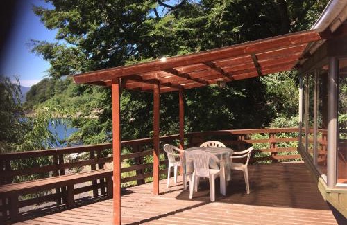 Caburgua House | White Cottage - Cabaña - Acceso directo a playa y cancha de tenis - Direct beach access and tenis court - Huincalafquen