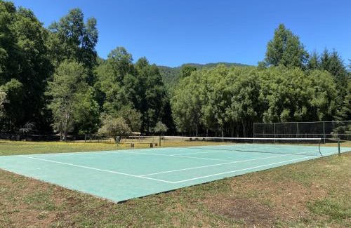 Caburgua House | White Cottage - Cabaña - Acceso directo a playa y cancha de tenis - Direct beach access and tenis court - Huincalafquen