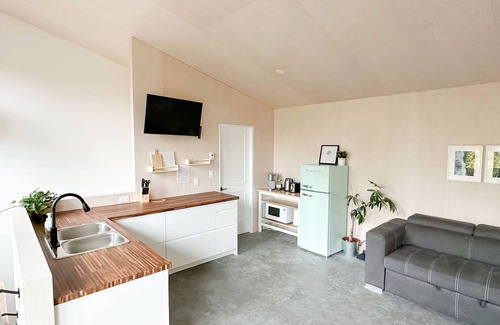 Ucluelet Cottage | White Haus - Cozy rainforest retreat 5 minutes walk to Big Beach and trails.