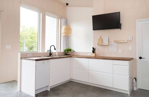 Ucluelet Cottage | White Haus - Cozy rainforest retreat 5 minutes walk to Big Beach and trails.