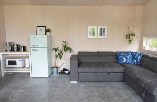 Ucluelet Cottage | White Haus - Cozy rainforest retreat 5 minutes walk to Big Beach and trails.