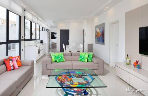 Tel Aviv Apartment | White House 3BR in Gordon Beach by HolyGuest