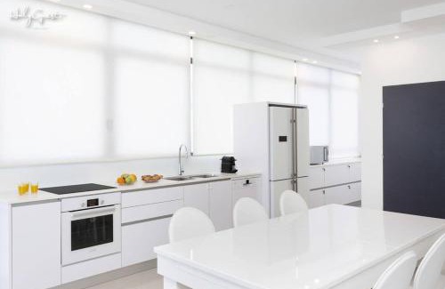 Tel Aviv Apartment | White House 3BR in Gordon Beach by HolyGuest