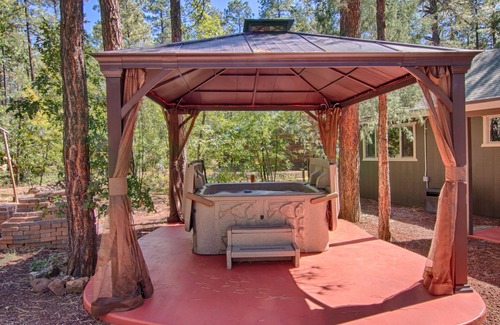Pinetop-Lakeside Cabin | White Mountain Retreat w/Hot Tub!
