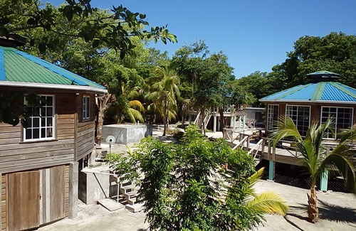Isla de Utila Cottage | White Sand Beach-Front Cottages to Snorkel, Kayak, and Dive off beach frontage!