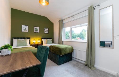 St Albans Apartment | Whole 3 Bedroom House - 2 Free Parking