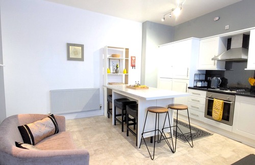 Wigan Apartment | Wigan Central Comfort | Amazing Family Apartment + Free Parking | 6 Guests