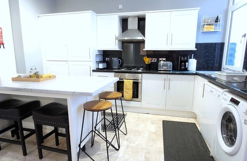 Wigan Apartment | Wigan Central Comfort | Amazing Family Apartment + Free Parking | 6 Guests