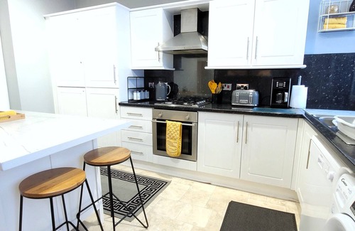 Wigan Apartment | Wigan Central Comfort | Amazing Family Apartment + Free Parking | 6 Guests