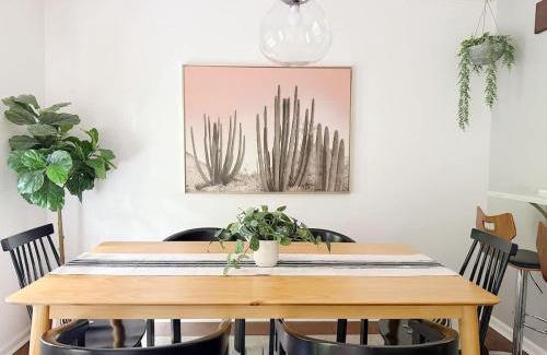 Maplewood Heights House | Wildcat Cottage Enchanting Home Ten Minutes to Downtown