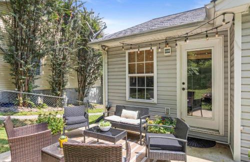 Maplewood Heights House | Wildcat Cottage Enchanting Home Ten Minutes to Downtown