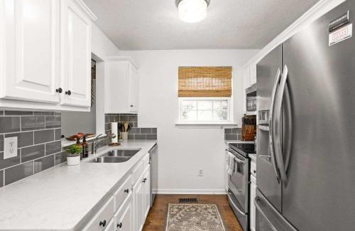 Maplewood Heights House | Wildcat Cottage Enchanting Home Ten Minutes to Downtown