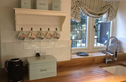Bourton Cottage | Willow Cottage Newly refurbished Cotswold stone 4 bed cottage