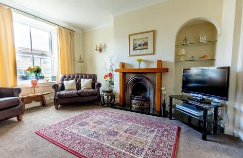 Penrhyn Bay House | WILLOW COTTAGE - Cost 3 Bed Cottage in Penrhyn Bay with Sea Views with Access to Snowdonia