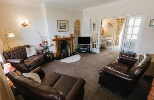 Penrhyn Bay House | WILLOW COTTAGE - Cost 3 Bed Cottage in Penrhyn Bay with Sea Views with Access to Snowdonia