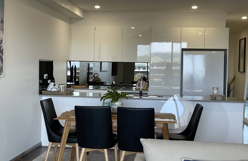 Gerringong Apartment | WINTER DEAL 3 NIGHTS PAY FOR 2 - Luxe stay with beach, cafes, gyms, bars and pub