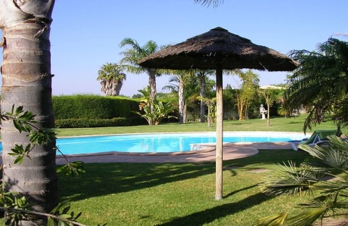 Albufeira Apartment | With pool, garden, barbecue and lake