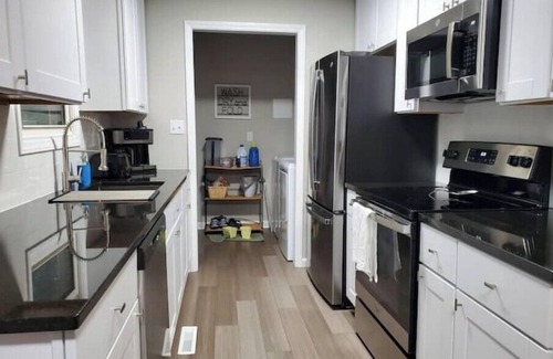 Statesville House | Wooded cul-de-sac bungalow, close to everything!
