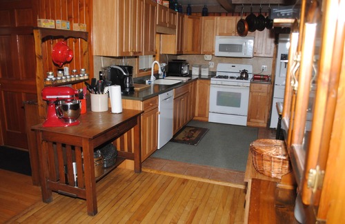 Mattoon House | Wooded rural country estate near Lake Shelbyville and Illinois Amish country