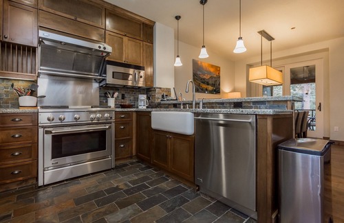 Woodwinds House | Woodwinds 1323 Pet-Friendly, On Sierra Star Golf Course, Garage and Jacuzzi, Luxury Home by RedAwning