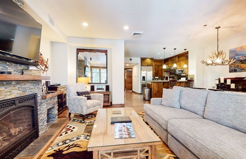 Woodwinds House | Woodwinds 1323 Pet-Friendly, On Sierra Star Golf Course, Garage and Jacuzzi, Luxury Home by RedAwning