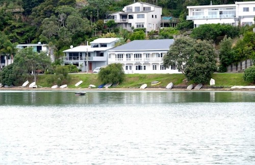 Opua Apartment | Wow Idyllic restful beach front accommodation