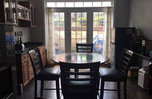 Lakeview Condo | Wrigleyville Condo, Sleeps 10, 1/2 block from Wrigley Field