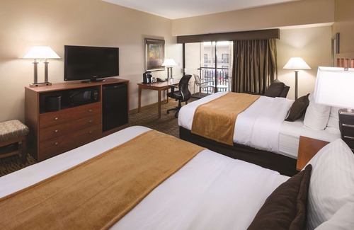 South Loop Hotel | Wyndham Bloomington - Mall of America