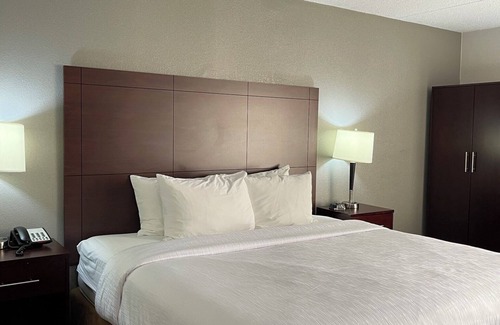 Executive Park Hotel | Wyndham Garden Charlotte Airport Southeast