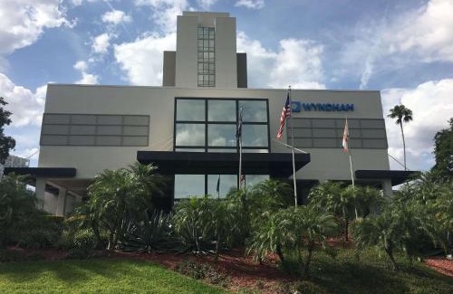 Lake Buena Vista Resort | Wyndham Lake Buena Vista – Disney Springs® Area