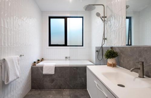 Hepburn House | Wynvale Cottage Hepburn -3 bedroom, dog friendly
