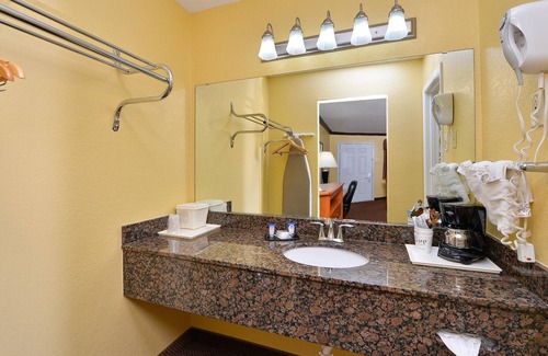 Center Hotel | Xecutive Inn and Suites