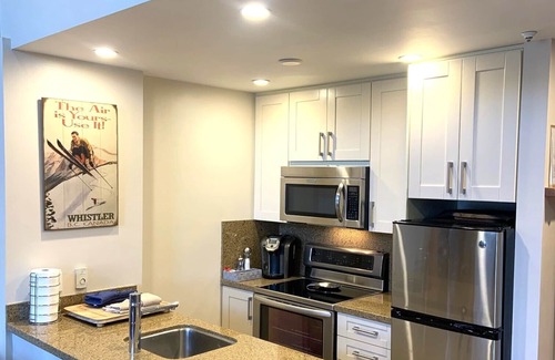Upper Village Condo | XL Luxury Penthouse! Aspens. Ski-in ski-OUT. 3 beds. Pool. 3hot tubs.BBQ. 2decks