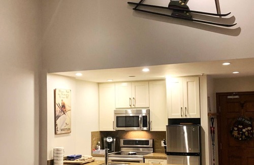 Upper Village Condo | XL Luxury Penthouse! Aspens. Ski-in ski-OUT. 3 beds. Pool. 3hot tubs.BBQ. 2decks